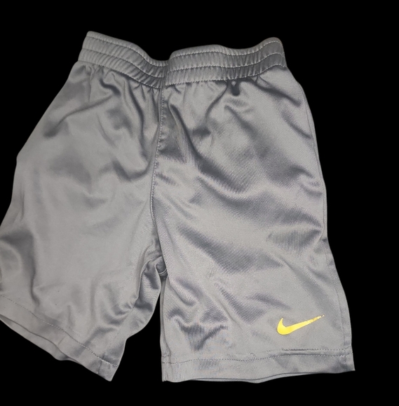 Nike Size 7 White Tee with Graphic Designs and Gray Dri Fit Nike Shorts 6/M - Picture 3 of 6